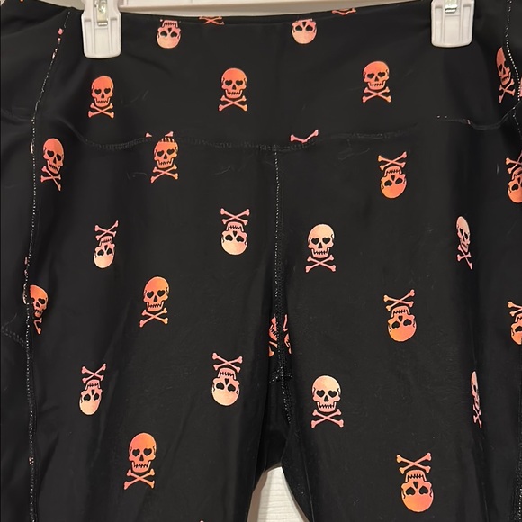 Torrid Black and Pink Skull Leggings with pockets size 2 - Picture 2 of 4